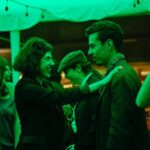 Diego Luna Instagram – Que alegría encontrarme con tantos mensajes tan chidos sobre #TodoVaAEstarBien, cada que leo un piropo para la serie pienso en los actores y las actrices que tuve la fortuna de dirigir, quiero agradecer por aquí a todo el reparto, gran experiencia trabajar con ustedes, verles construir personajes complejos y entrañables, se aseguraron de significar cada momento, de no rehuirle a las contradicciones y los contrastes de sus personajes, imperfectos siempre, interesantes. No estuvo fácil pero a ustedes parecía no importarles, una delicia ser testigo de sus procesos, su energía nos mantuvo a flote, una verdadera fortuna. No pudimos reunirnos y festejar, abrazarnos como la experiencia merece y decirnos cosas bonitas chingao, pero va por aquí todo mi cariño y reconocimiento. Gracias infinitas: @soyluciauribe, @flaviomedinal, @isavazquezoficial, @merceditas1970, @ursulapruneda, @pierrelouis88, @maurisaac, @palomawoolrich, @frutttth, @silveriopalaciosmontes, Vero Langer, Carmen Beato, @hernandelriego, Pia Laborde, @albertolomnitz, Manuel Cruz, Tere Sanchez, Antonio Zuñiga, Maruza Cinta, Monica Bejarano, Diego Jáuregui, Verónica Terán, @hectorkotsi, @sanchezparra, @alejandraleytv, Edwarda Gurrola, se que me faltan muchas personas, pero va el mensaje para todes, un placer haber colaborado con ustedes.