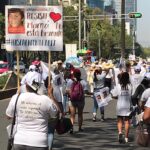 Diego Luna Instagram – ‪¿Cómo vive una madre que no sabe el paradero de su hija o hijo este día? ¿Te lo has preguntado? Escucha sus historias, te prometo que su dolor y la indignación te harán involucrarte. No esperes a que sea un familiar o un amigo tuyo. Hay más de 40mil familias en México que viven esta pesadilla. Esto debería ser un escándalo, un parteaguas en nuestra historia. Pero aquí, optamos por la indiferencia, nos creímos que andaban en malos pasos, preferimos ignorar. Esto no tiene que ver con partidos, ideología o posición política. Tiene que ver con empatía y compasión ciudadana. No dejes que estas familias se sientan solas en su reclamo por VERDAD y JUSTICIA. ‬
‪#10DeMayo #HastaEncontrarles #IdentificaciónYa @eldiadespuesmx ‬