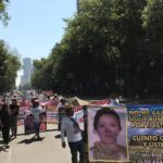 Diego Luna Instagram – ‪¿Cómo vive una madre que no sabe el paradero de su hija o hijo este día? ¿Te lo has preguntado? Escucha sus historias, te prometo que su dolor y la indignación te harán involucrarte. No esperes a que sea un familiar o un amigo tuyo. Hay más de 40mil familias en México que viven esta pesadilla. Esto debería ser un escándalo, un parteaguas en nuestra historia. Pero aquí, optamos por la indiferencia, nos creímos que andaban en malos pasos, preferimos ignorar. Esto no tiene que ver con partidos, ideología o posición política. Tiene que ver con empatía y compasión ciudadana. No dejes que estas familias se sientan solas en su reclamo por VERDAD y JUSTICIA. ‬
‪#10DeMayo #HastaEncontrarles #IdentificaciónYa @eldiadespuesmx ‬