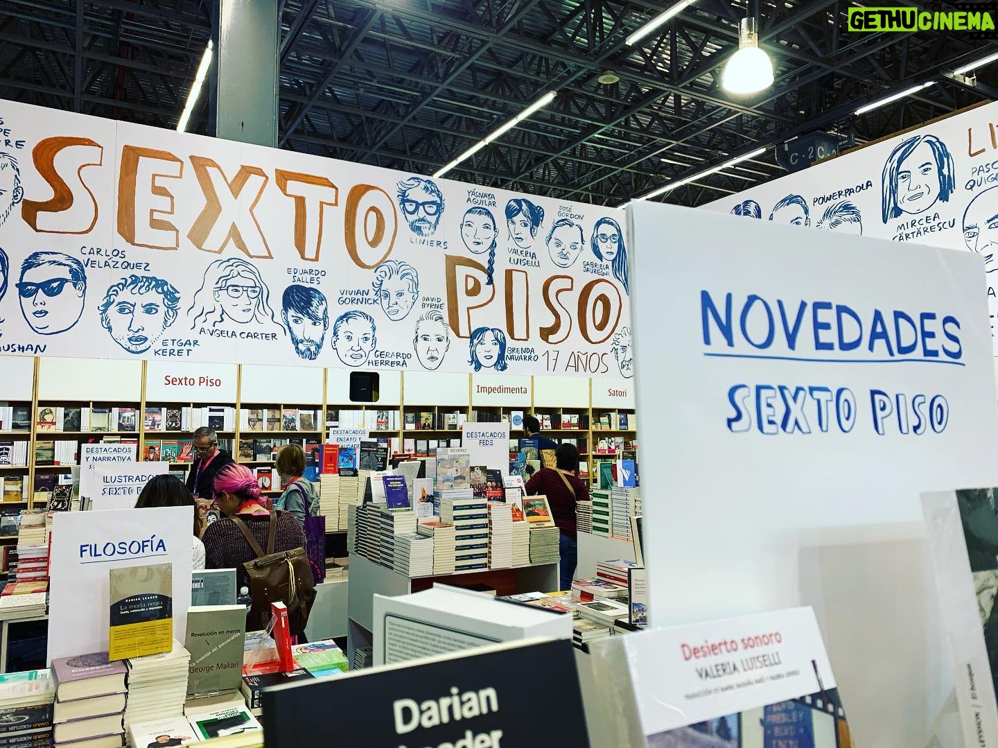 Diego Luna Instagram - ¡Nada como estar en la #FILGuadalajara2019! Hoy me encontré esta belleza de stand. Felicidades a todo el equipo de @EdSextoPiso ¡Que chingonería!