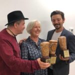 Diego Luna Instagram – Mi padre me enseñó a ver teatro, años más tarde me dejó hacerlo y siempre conté con su apoyo. Ayer fue muy conmovedor recibir un premio que #ISPA le dió a él hace 13 años. Gracias #ISPAGDL19 por hacerme parte de este encuentro sobre artes escénicas. Y gracias sobre todo por este reconocimiento. Nunca lo voy a olvidar.