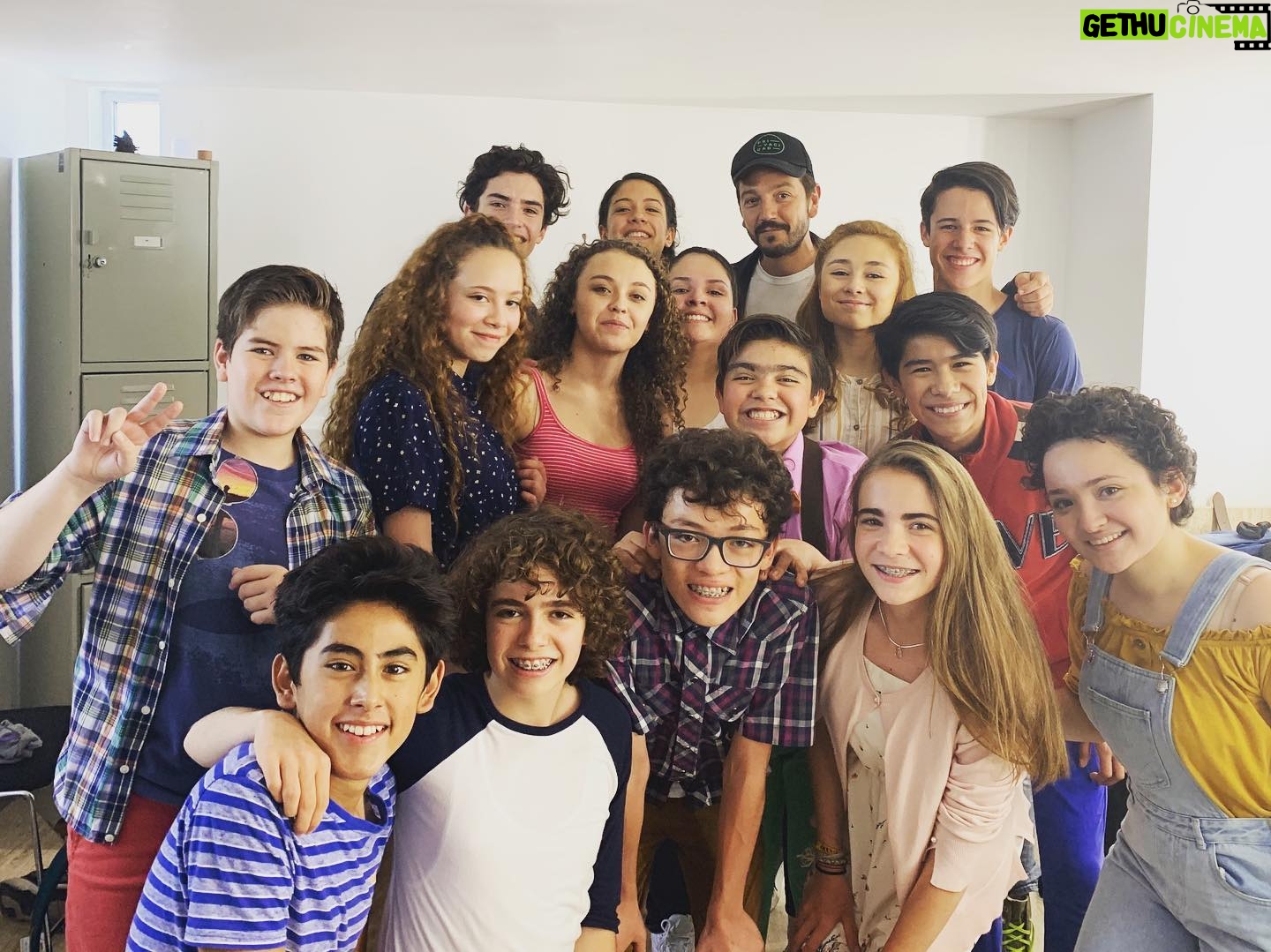 Diego Luna Instagram - Aquí con el elenco de la obra “A los 13”. Felicidades a todxs!! Que maravilla verte en el escenario querida Jesusa!! Los domingos a medio día en el Teatro Libanés, vayan con sus hijxs.