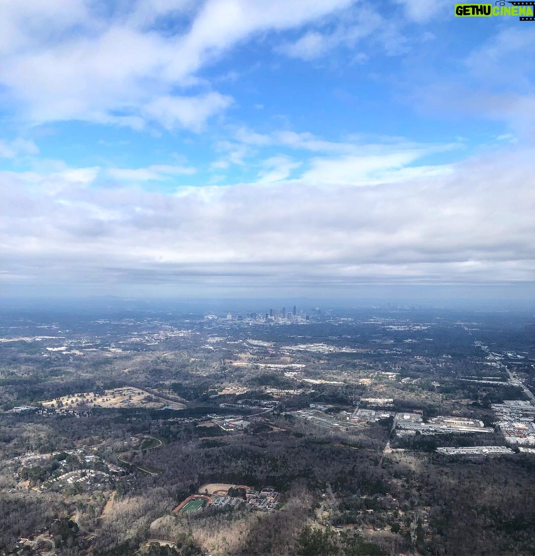 Diego Luna Instagram - Allá abajo es Atlanta, allá abajo verán en vivo el Super Bowl. Afortunados ellos. #devueltaacasa