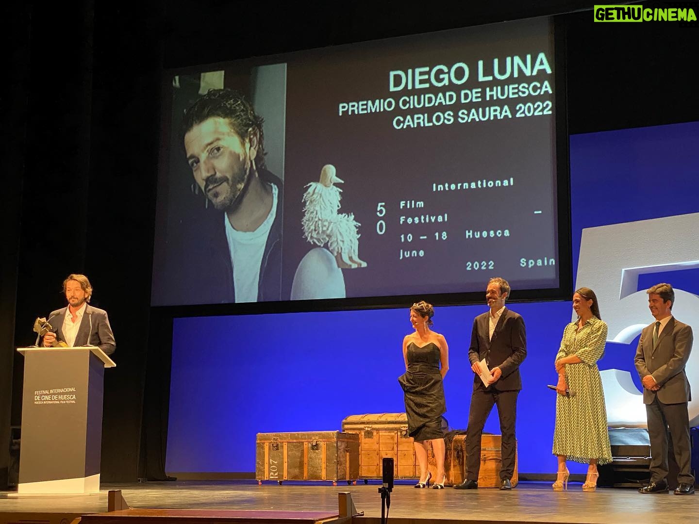 Diego Luna Instagram - Gracias al @festivalhuesca por un reconocimiento que resultó tan emotivo. Felices 50 años!