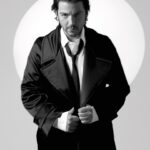 Diego Luna Instagram - “Me acuerdo de preguntarle al director algo que nunca hubiese imaginado que le preguntaría a un director: “¿Por qué me llamaste a mí? ¿Por qué estoy aquí?”. Y Gareth Edwards me dijo: “Porque me encanta Y tu mamá también”. Pero no solo era que le gustase esa película, sin que también quería que ese fuera el tono de Rogue One. Que si de pronto se nos olvidaba que estábamos en un universo de ciencia-ficción, mejor”, nos cuenta Diego Luna, protagonista de ‘Andor’, la nueva serie del universo de ‘Star Wars’. La charla al completo con nuestro Hombre del Año ya está disponible en el 💥link en bio💥 Texto: @noel_ceballos Fotografías: @jacquesburga Realización: @joanadelafuente #DiegoLuna #GQHombresDelAño
