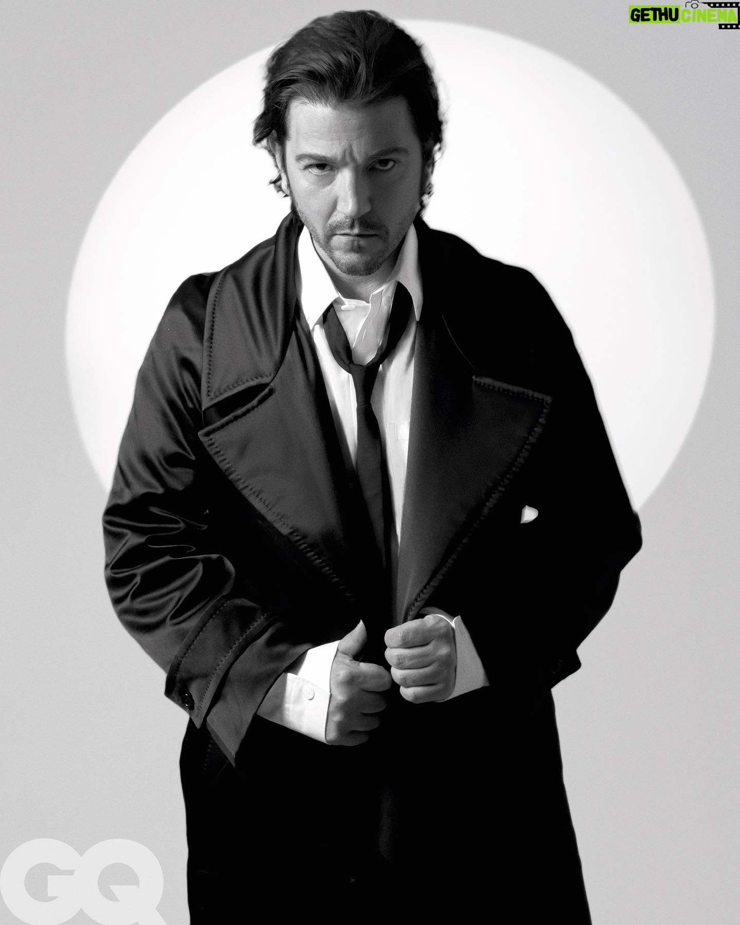 Diego Luna Instagram - “Me acuerdo de preguntarle al director algo que nunca hubiese imaginado que le preguntaría a un director: “¿Por qué me llamaste a mí? ¿Por qué estoy aquí?”. Y Gareth Edwards me dijo: “Porque me encanta Y tu mamá también”. Pero no solo era que le gustase esa película, sin que también quería que ese fuera el tono de Rogue One. Que si de pronto se nos olvidaba que estábamos en un universo de ciencia-ficción, mejor”, nos cuenta Diego Luna, protagonista de ‘Andor’, la nueva serie del universo de ‘Star Wars’. La charla al completo con nuestro Hombre del Año ya está disponible en el 💥link en bio💥 Texto: @noel_ceballos Fotografías: @jacquesburga Realización: @joanadelafuente #DiegoLuna #GQHombresDelAño