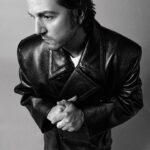 Diego Luna Instagram - “Me acuerdo de preguntarle al director algo que nunca hubiese imaginado que le preguntaría a un director: “¿Por qué me llamaste a mí? ¿Por qué estoy aquí?”. Y Gareth Edwards me dijo: “Porque me encanta Y tu mamá también”. Pero no solo era que le gustase esa película, sin que también quería que ese fuera el tono de Rogue One. Que si de pronto se nos olvidaba que estábamos en un universo de ciencia-ficción, mejor”, nos cuenta Diego Luna, protagonista de ‘Andor’, la nueva serie del universo de ‘Star Wars’. La charla al completo con nuestro Hombre del Año ya está disponible en el 💥link en bio💥 Texto: @noel_ceballos Fotografías: @jacquesburga Realización: @joanadelafuente #DiegoLuna #GQHombresDelAño