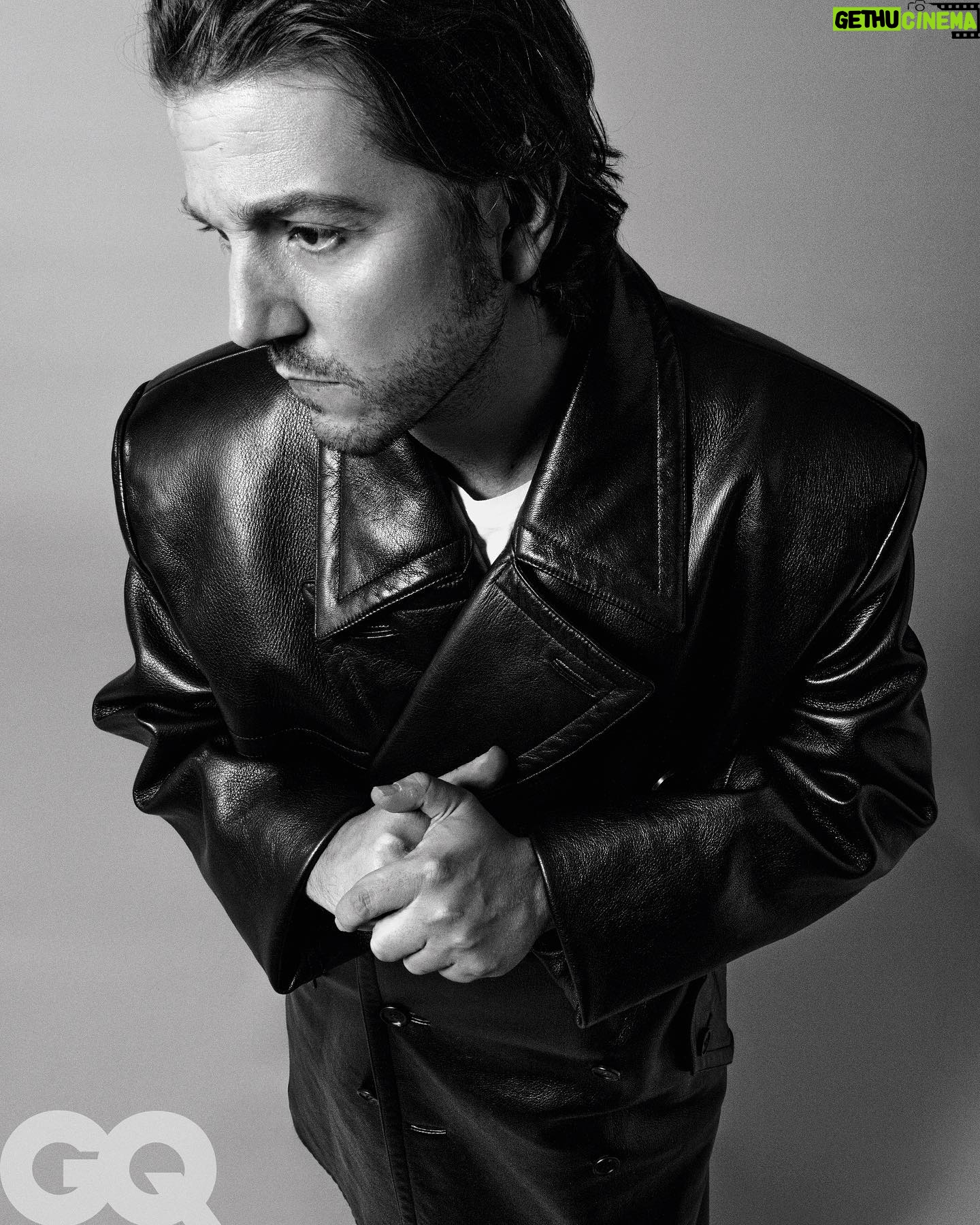 Diego Luna Instagram - “Me acuerdo de preguntarle al director algo que nunca hubiese imaginado que le preguntaría a un director: “¿Por qué me llamaste a mí? ¿Por qué estoy aquí?”. Y Gareth Edwards me dijo: “Porque me encanta Y tu mamá también”. Pero no solo era que le gustase esa película, sin que también quería que ese fuera el tono de Rogue One. Que si de pronto se nos olvidaba que estábamos en un universo de ciencia-ficción, mejor”, nos cuenta Diego Luna, protagonista de ‘Andor’, la nueva serie del universo de ‘Star Wars’. La charla al completo con nuestro Hombre del Año ya está disponible en el 💥link en bio💥 Texto: @noel_ceballos Fotografías: @jacquesburga Realización: @joanadelafuente #DiegoLuna #GQHombresDelAño