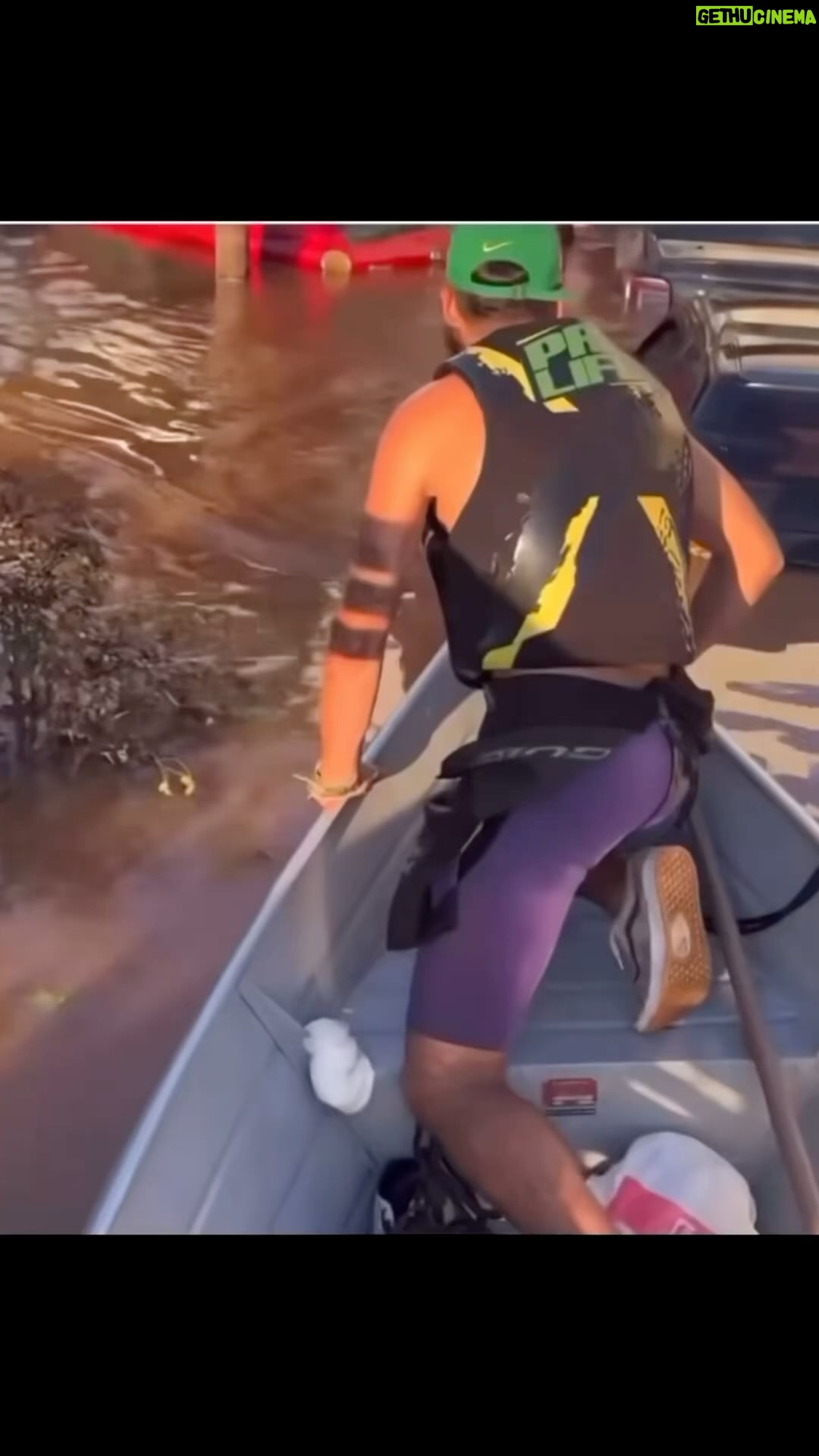 Dinah Moraes Instagram - Impossível não chorar com tantas imagens que nos causam tristeza. Vamos ajudar o Rio Grande do Sul. 🙏🏼