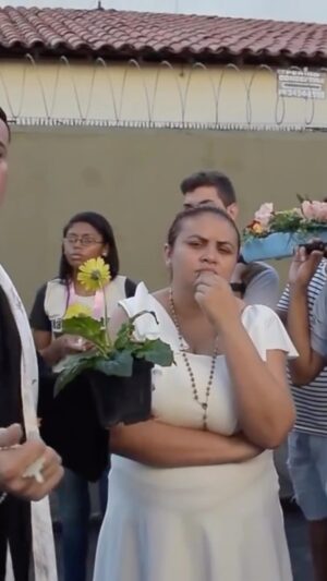 Dinah Moraes Instagram - Marque seu amigo que já foi coroinha!
