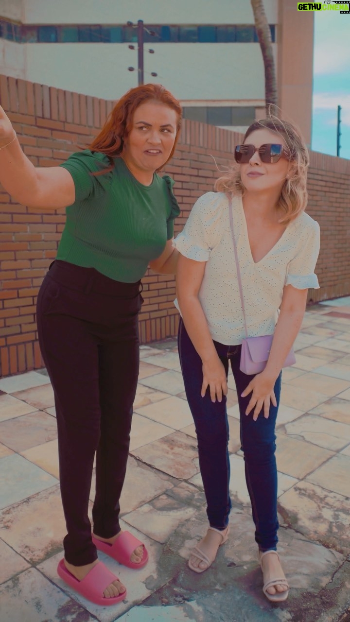 Dinah Moraes Instagram - Não se aperreia não, ao invés de trocar de óculos, vai na @ferroviaeyewear e tenha dois em um! Porque na ferrovia você pode! #ferroviaeyewear #grau #oticaferrovia
