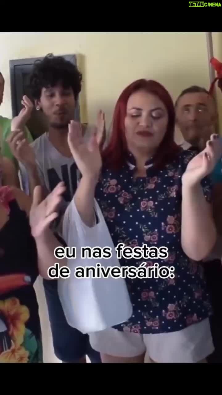 Dinah Moraes Instagram - Quem nunca levou comida de aniversário pra casa que atire a primeira pedra 🤣