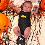 Dinah Moraes Instagram – Dois meses do meu Henry Lucca! Nosso pequeno Batman faz dois meses hoje e junto com ele sua amiga Melrislania de Batgirl. Todos os meses para comemorar o mesversário ao invés de festinha vou postar uma fotinha com cada cachorro que eu tenho ( são 08) como Henry é muito pequeno escolhemos a Melrislania por ela ser mais calma pra fazer foto, nossa pug foi adotada e venceu um câncer recentemente. Muita saúde para os dois! 
#halloweendoHenry #mesversario
