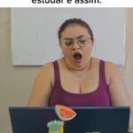 Dinah Moraes Instagram - Você se distrai fácil? 😂 #humor