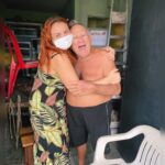 Dinah Moraes Instagram – Hoje é o aniversário de uma pessoa que eu amo muito, o nome dele é Joaquim. Conheci ele quando fui morar perto da bodega dele, eu sempre ia comprar lá. No começo ele não gostava de mim, ficava de cara emburrada com meu jeito humorista de ser. Com o tempo fui conquistando seu coração e percebendo que ele era emburrado porque estava com depressao 😔 vocês sabiam que muitos idosos sofrem desse mal? Comecei a colocar ele nos meus vídeos e isso foi motivando a vida dele, as pessoas iam na bodega dele tirar foto, abraçar, deixar um carinho. Isso foi importante para que ele se sentisse pertencente à família que criei, que são meus amigos e vocês que me seguem. Eu adoraria poder fazer o mesmo pela minha vó, adoraria poder abraçar ela e dizer o quanto ela é pertencente à tudo que há de bom. Infelizmente eu não posso mais fazer isso por ela, mas cuido do sr Joaquim como se fosse dela, ou do meu avô que eu também amava muito! Os idosos tem muito a nos ensinar, eles tem a sabedoria da vida a seu favor. Sr Joaquim é muito teimoso (coisa de idoso) ele muitas vezes está passando por dificuldades e não me diz nada, aí vou lá e coloco em uma caixinha de remédios um dinheirinho pra ele, quando saio no carro vejo pelo meu retrovisor ele abrindo a caixinha e chorando. Ele pensa que me deve alguma coisa, mas na verdade sou eu quem devo a ele, sou eternamente grata por tudo que já aprendi ouvindo suas histórias de vida. Espero que ele viva muitos anos ainda, e continue fofocando bastante! Meu Quimquim (como eu carinhosamente chamo ele) te amo e vou continuar cuidando de você! Feliz aniversário e que papai do céu te proteja e te dê saúde! Te amo ❤️