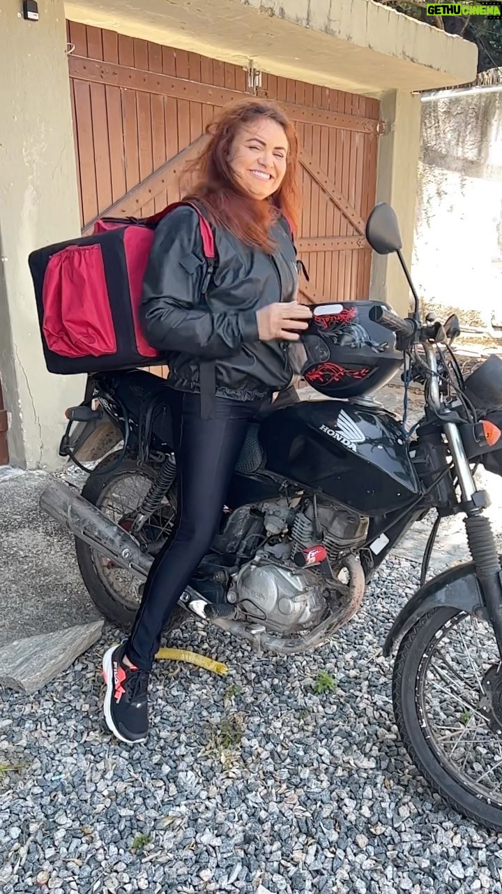 Dinah Moraes Instagram - Já fiz vídeo sobre tudo, mas sempre tem algum que eu não fiz! Em homenagem a todos os deliverys ❤️ 🏍