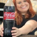 Dinah Moraes Instagram – Meu povo Coca-Cola Retornável combina com tudo, sempre tem um ponto de troca próximo e é muito fácil fazer a troca: é só levar uma garrafa vazia e você troca por uma cheia pagando apenas o líquido! E ai, vocês já sabiam? E ai vamos usar essa estratégia economica e que ajuda na preservação do meio ambiente?
@cocacola_br
#cocacola #cocacolaretornavel #UmaReceitaMagica #publi”