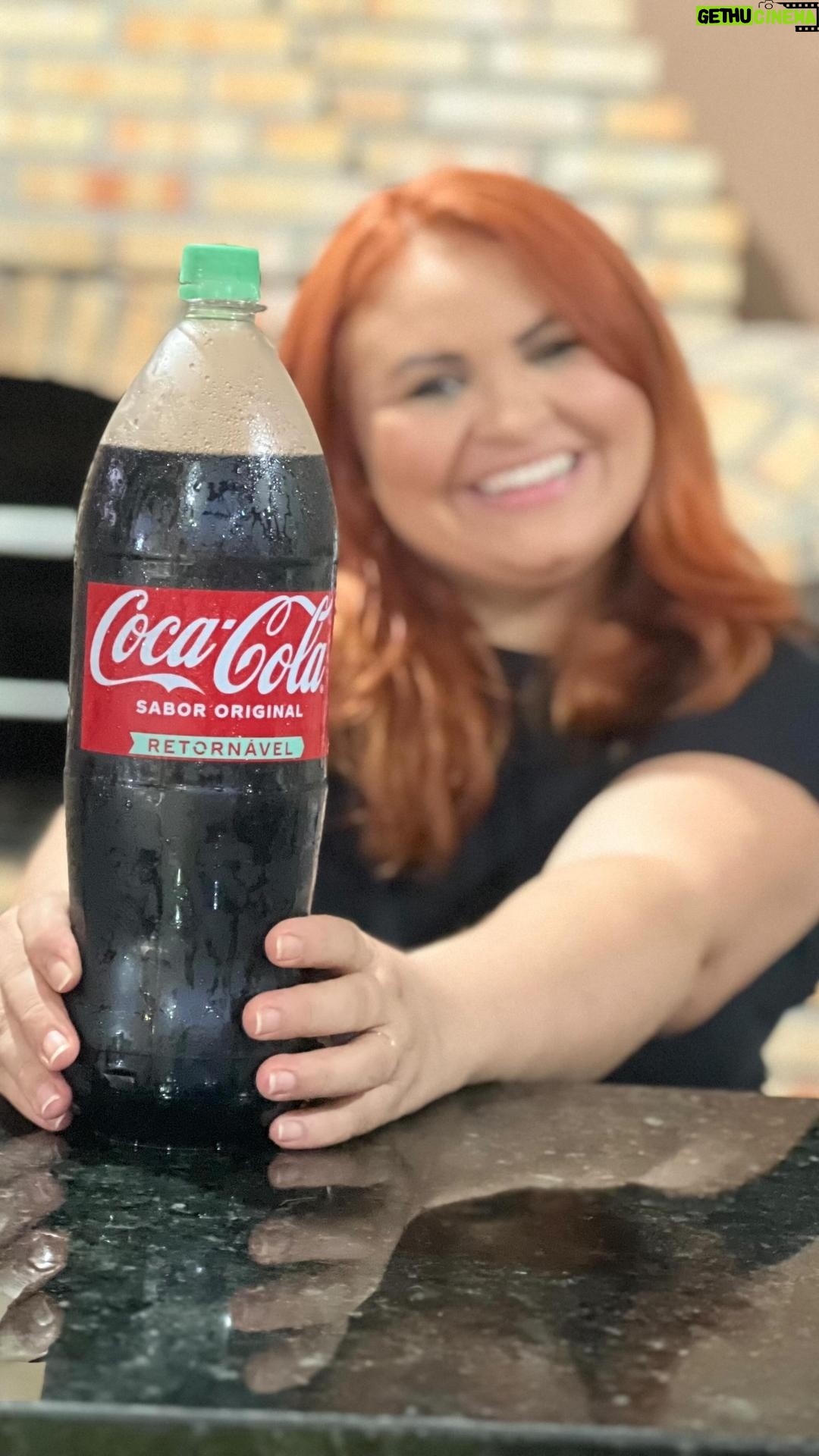 Dinah Moraes Instagram - Meu povo Coca-Cola Retornável combina com tudo, sempre tem um ponto de troca próximo e é muito fácil fazer a troca: é só levar uma garrafa vazia e você troca por uma cheia pagando apenas o líquido! E ai, vocês já sabiam? E ai vamos usar essa estratégia economica e que ajuda na preservação do meio ambiente? @cocacola_br #cocacola #cocacolaretornavel #UmaReceitaMagica #publi”
