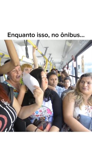 Dinah Moraes Instagram - Situações de coletivo... #humor