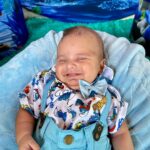 Dinah Moraes Instagram – 03 meses do Henry! As mudanças já são notáveis no nosso pequeno príncipe, ele já está entendendo muitas coisas e cada dia mais se desenvolve. Como falei pra vocês que a cada mesversário dele eu ia postar com um dos meus 8 cães, hoje foi o dia da preta, nossa cadelinha mais velhinha ela já tem 9 anos e foi adotada pelo meu marido, a preta é viciada em ar condicionado e adora seus passeios matinais. Ela sofreu um atropelamento e meu marido pegou ela pra cuidar dos ferimentos, desde então ela nunca mais foi embora. Ela ama ficar perto do Henry. 🩵 Amamos vocês!