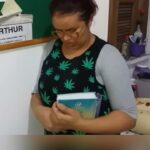 Dinah Moraes Instagram – Não dê blusa de camomila dê o chá pra ela se acalmar. 
Michael Presley apanhou nesse dia @talmonlima