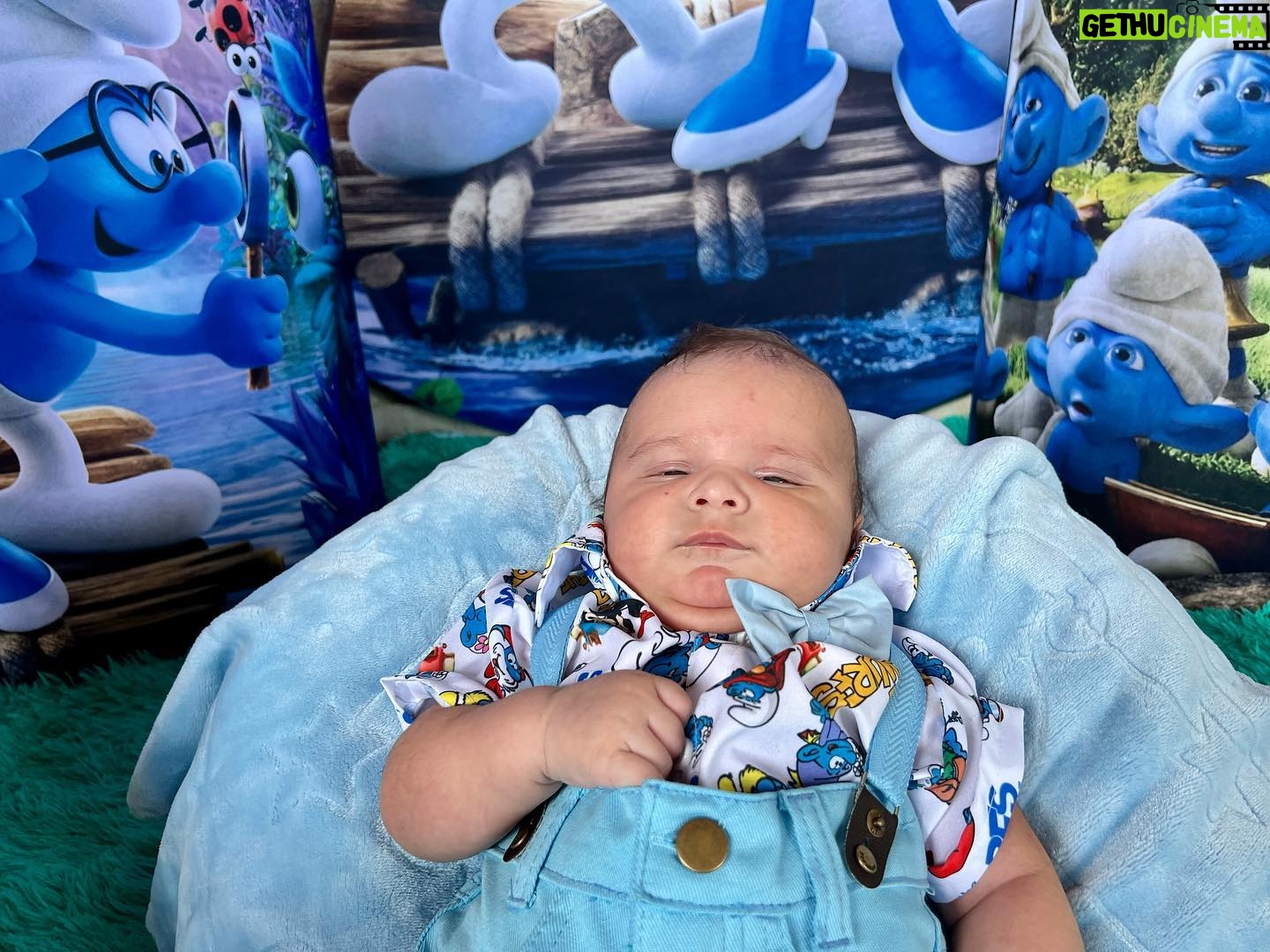Dinah Moraes Instagram - 03 meses do Henry! As mudanças já são notáveis no nosso pequeno príncipe, ele já está entendendo muitas coisas e cada dia mais se desenvolve. Como falei pra vocês que a cada mesversário dele eu ia postar com um dos meus 8 cães, hoje foi o dia da preta, nossa cadelinha mais velhinha ela já tem 9 anos e foi adotada pelo meu marido, a preta é viciada em ar condicionado e adora seus passeios matinais. Ela sofreu um atropelamento e meu marido pegou ela pra cuidar dos ferimentos, desde então ela nunca mais foi embora. Ela ama ficar perto do Henry. 🩵 Amamos vocês!