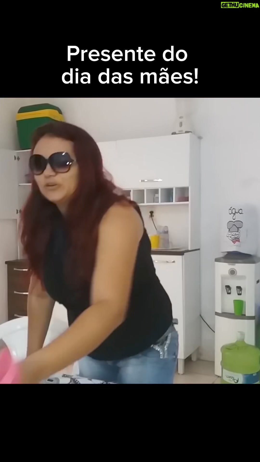 Dinah Moraes Instagram - FELIZ DIA DAS MÃES! #humor #felizdiadasmaes