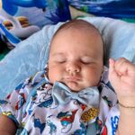 Dinah Moraes Instagram – 03 meses do Henry! As mudanças já são notáveis no nosso pequeno príncipe, ele já está entendendo muitas coisas e cada dia mais se desenvolve. Como falei pra vocês que a cada mesversário dele eu ia postar com um dos meus 8 cães, hoje foi o dia da preta, nossa cadelinha mais velhinha ela já tem 9 anos e foi adotada pelo meu marido, a preta é viciada em ar condicionado e adora seus passeios matinais. Ela sofreu um atropelamento e meu marido pegou ela pra cuidar dos ferimentos, desde então ela nunca mais foi embora. Ela ama ficar perto do Henry. 🩵 Amamos vocês!