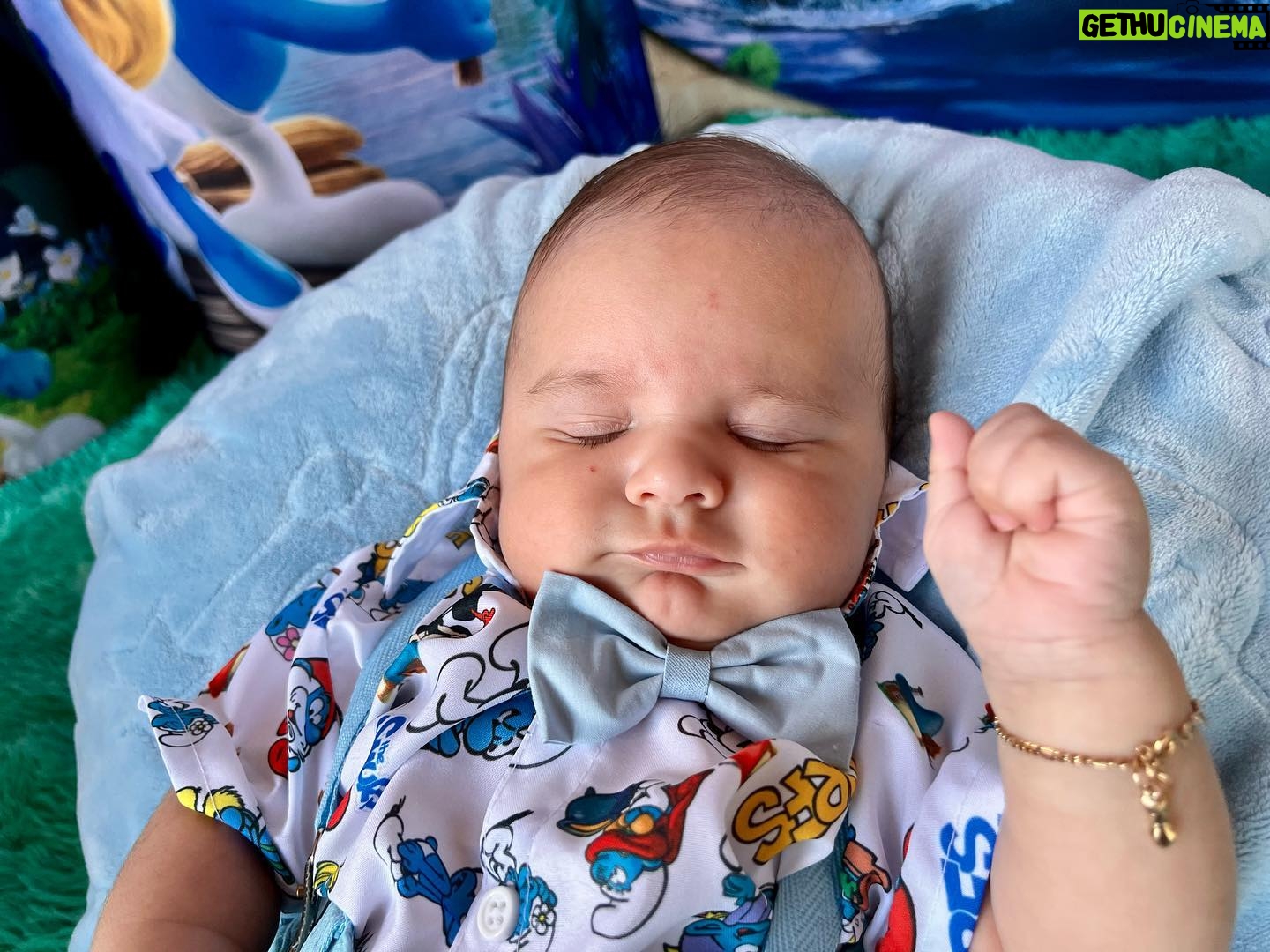 Dinah Moraes Instagram - 03 meses do Henry! As mudanças já são notáveis no nosso pequeno príncipe, ele já está entendendo muitas coisas e cada dia mais se desenvolve. Como falei pra vocês que a cada mesversário dele eu ia postar com um dos meus 8 cães, hoje foi o dia da preta, nossa cadelinha mais velhinha ela já tem 9 anos e foi adotada pelo meu marido, a preta é viciada em ar condicionado e adora seus passeios matinais. Ela sofreu um atropelamento e meu marido pegou ela pra cuidar dos ferimentos, desde então ela nunca mais foi embora. Ela ama ficar perto do Henry. 🩵 Amamos vocês!