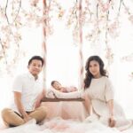 Dita Fakhrana Instagram - HAPPY EID MUBARAK 1444 H 🤲🏻 Minal Aidzin Wal Faidzin 😇 Mohon maaf lahir dan batin 🙏🏼 Rino Yosiaki & Dita Fakhrana Family 💕