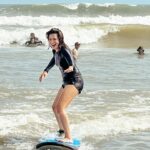 Dita Fakhrana Instagram - INSTAGRAM VS REALITY 🥹 Kaya anak lagi main gonggong di pinggir pantai 🥹 Si semuanya di coba 😂 Maap ya bener” baru coba surfing ini 🥹