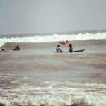 Dita Fakhrana Instagram - INSTAGRAM VS REALITY 🥹 Kaya anak lagi main gonggong di pinggir pantai 🥹 Si semuanya di coba 😂 Maap ya bener” baru coba surfing ini 🥹