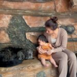 Dita Fakhrana Instagram - 👩🏻 “Jangan di jambak ya nak, nanti dia bangun” Dalam hati berdoa supaya bocil jgn sampe ngejambak nih binturong 😅