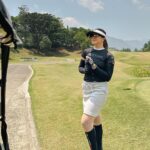 Dita Fakhrana Instagram - Vitamin golf 🩵🩷 @footjoy.indonesia @widugolf #akuanaktitleist #teamtitleistindonesia