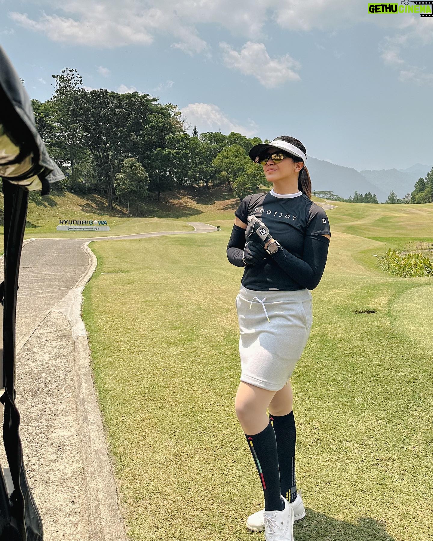 Dita Fakhrana Instagram - Vitamin golf 🩵🩷 @footjoy.indonesia @widugolf #akuanaktitleist #teamtitleistindonesia