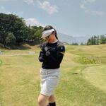 Dita Fakhrana Instagram - Vitamin golf 🩵🩷 @footjoy.indonesia @widugolf #akuanaktitleist #teamtitleistindonesia