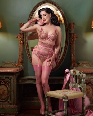 Dita Von Teese Instagram - New @ditavonteeselingerie style Rosewyn, available in up to size 44G at ditavonteeselingerie.com 

📷 @sanchezzalba 
Glam @gregoryarlt @hisvintagetouch