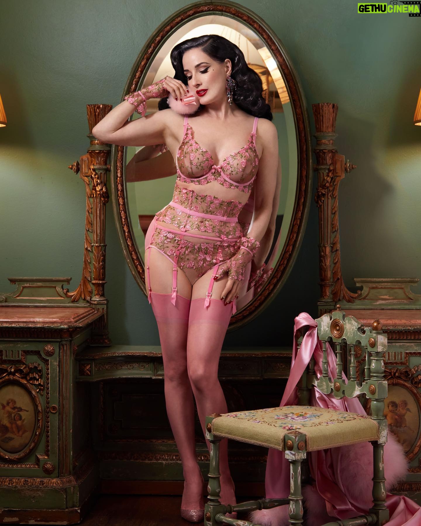 Dita Von Teese - 49K Likes - New @ditavonteeselingerie style Rosewyn, available in up to size 44G at ditavonteeselingerie.com
📷 @sanchezzalba
Glam @gregoryarlt @hisvintagetouch