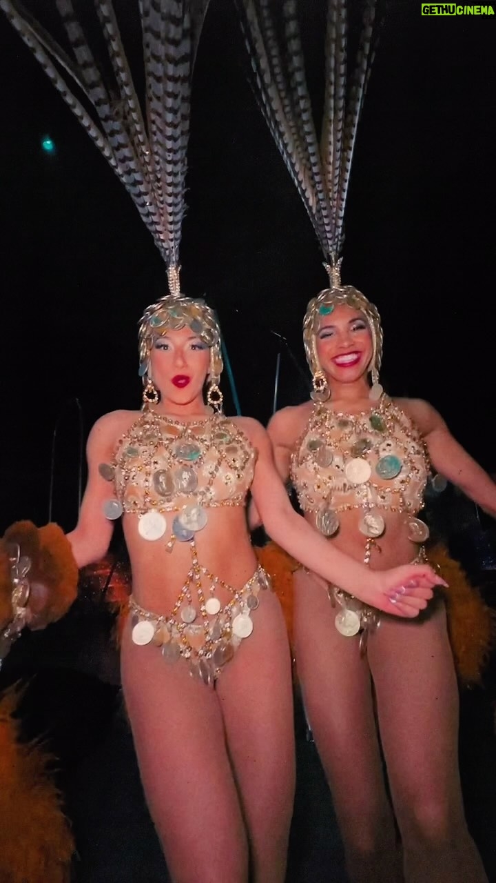 Dita Von Teese Instagram - Hit the glamour jackpot in #LasVegas ✨🎲🎰✨ #DitaLasVegas at @horseshoevegas Ticketmaster.com/ditavegas for tickets and the backstage meet & greet experience 🌟 #lasvegasburlesque #artoftheteese #stripstriphooray #nye2023 #stripteesenye #Glamonatrix #showgirls #showguys @_sammysoto_ @alexandriatfranklin 🎥 @toscacyr