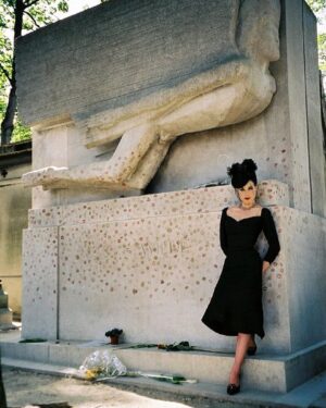 Dita Von Teese Instagram - Flashback to the mid-90s in Paris at #perelachaise with  the monument of #oscarwilde before it was protected by glass. I personally did not add a lipstick print, as I had just visited #victornoir 🖤 More of these photos, plus video are up for subscribers, link in bio. 

📷 @christophe_mourthe