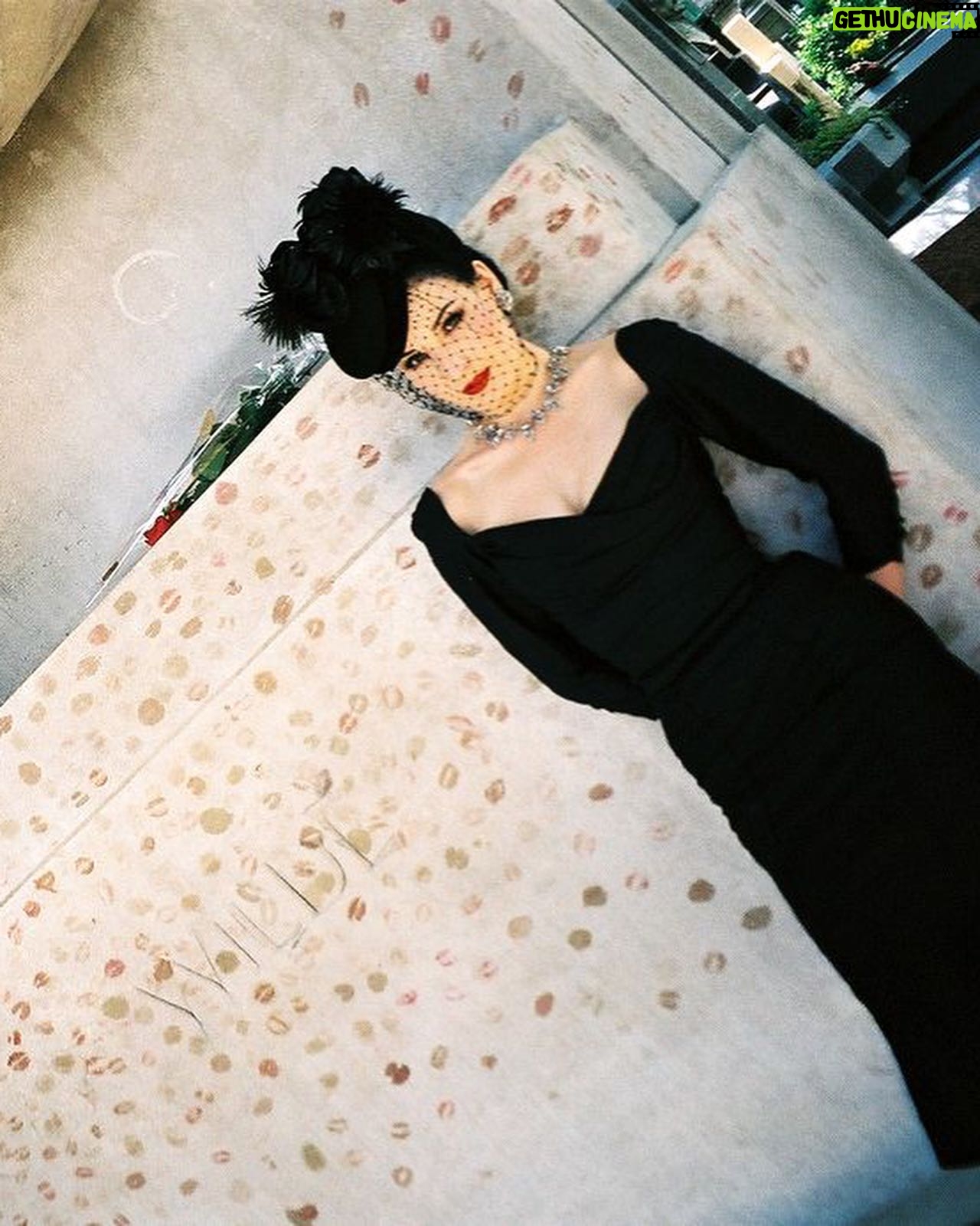 Dita Von Teese - 53.1K Likes - Flashback to the mid-90s in Paris at #perelachaise with the monument of #oscarwilde before it was protected by glass. I personally did not add a lipstick print, as I had just visited #victornoir 🖤 More of these photos, plus video are up for subscribers, link in bio.
📷 @christophe_mourthe