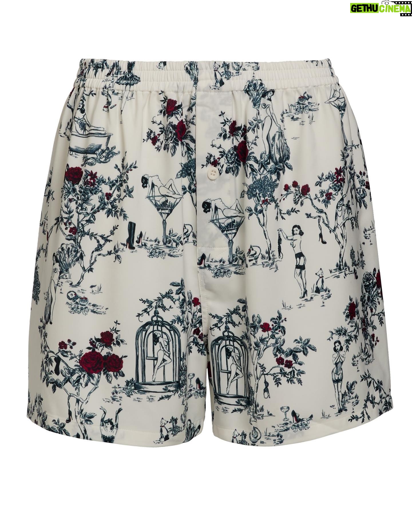 Dita Von Teese Instagram - Just arrived @ditavonteeselingerie ditavonteeselingerie.com our new Toile de Teese #burlesque print, on a dressing gown, négligée and a pair of unisex boxer shorts. Feather Plume jewels available now at luxfaire.com 📷 @sanchezzalba @tonyduquettestudio #Dawnridge Glam by @officialdanilohair @gregoryarlt