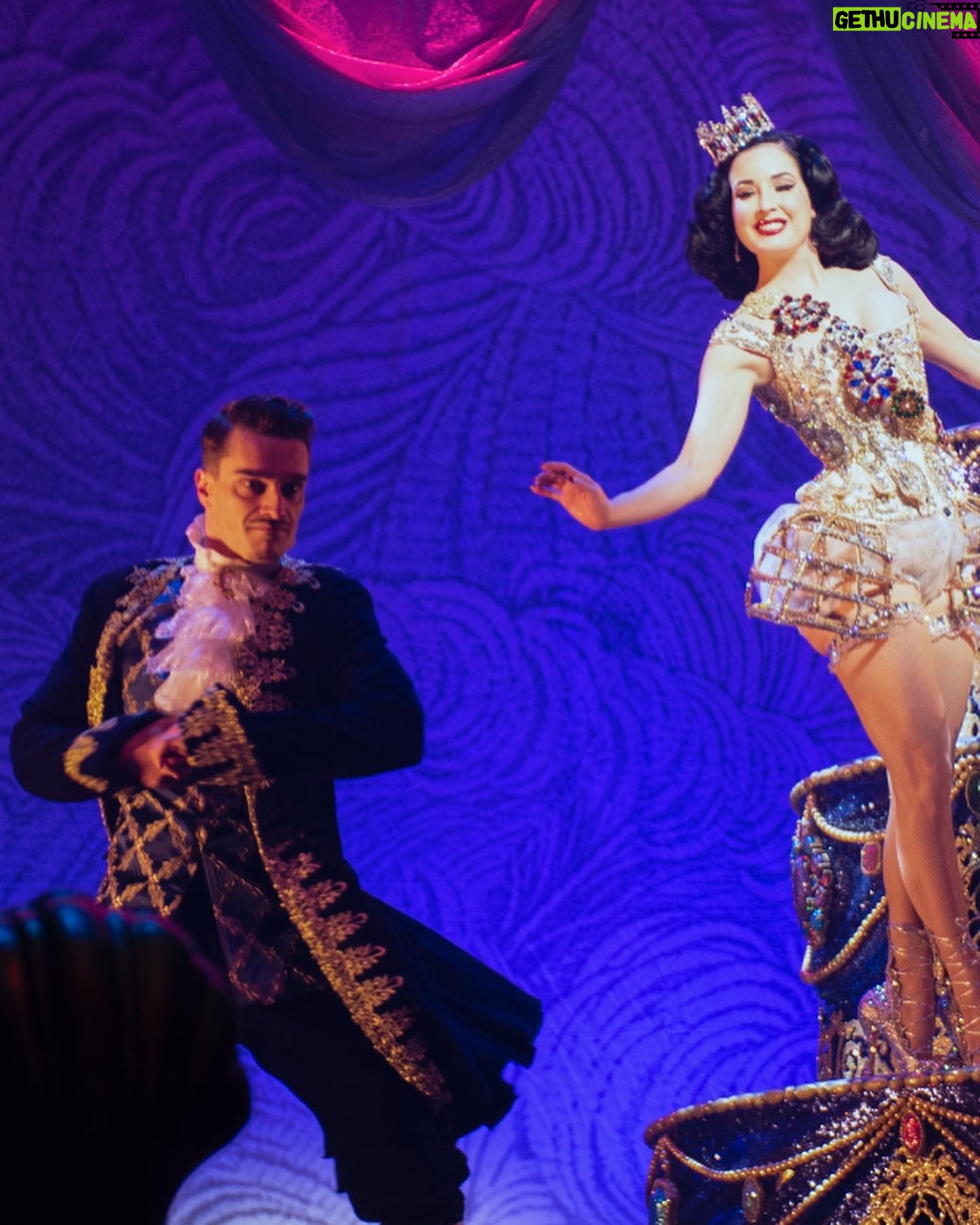 Dita Von Teese Instagram - As the #Glamonatrix tour comes to a close, I want to acknowledge the talents of the cast of the North American tour. Each of them is an absolute showstopper, delightful both onstage and off. @zeliarose @dirtymartininyc @alekpalinski @theeavanix @munozmoves @toscacyr @laszlomajor @elenaxsanders @umariox and our host, @jonnymcgovernisyourdaddy Photos by @michaelbperea @fiestabanphoto @martinepoulinpro @makameradivine @colindouglasgray @julialofstrand