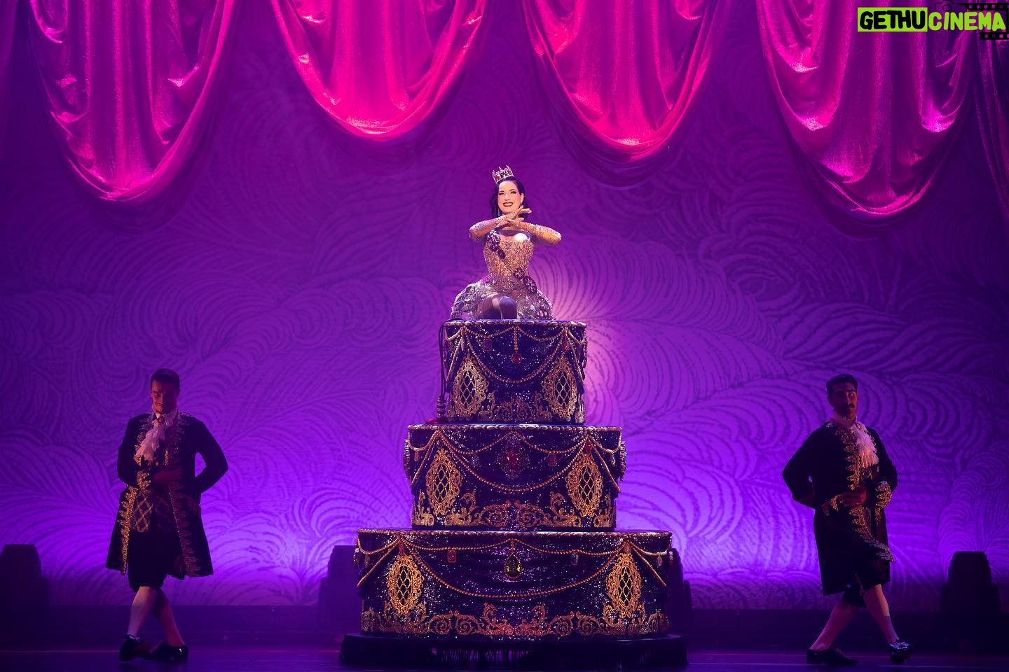 Dita Von Teese Instagram - Merci, #Paris and merci to all those who traveled from afar for these moments I’ll never forget at #FoliesBergere We are still in France, for one big night tomorrow in #Lille. Tickets are available for this show, and we’re just a short train ride away… 💋💋 dita.net/shows/ For those interested in the meet & greet add-on, contact aftershow@Dita.net 📷 by @francoisloock