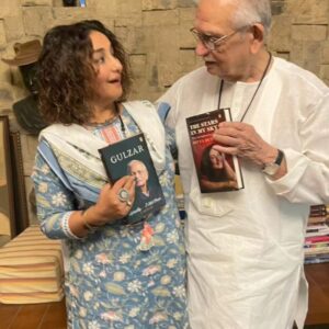Divya Dutta Instagram - #worldpoetryday ..jinke lafzon ki mureed... #javed saab.#gulzar saab..

And mera lafzon ko pirone ka tarruf karaya ma #nalinidutta  aur bhai..@drrahulsdutta ne..
To all those who weavevtheir magic with words..#happy #internationalpoetry day