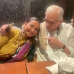 Divya Dutta Instagram – #worldpoetryday ..jinke lafzon ki mureed… #javed saab.#gulzar saab..

And mera lafzon ko pirone ka tarruf karaya ma #nalinidutta  aur bhai..@drrahulsdutta ne..
To all those who weavevtheir magic with words..#happy #internationalpoetry day