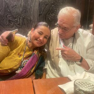 Divya Dutta Instagram - #worldpoetryday ..jinke lafzon ki mureed... #javed saab.#gulzar saab..

And mera lafzon ko pirone ka tarruf karaya ma #nalinidutta  aur bhai..@drrahulsdutta ne..
To all those who weavevtheir magic with words..#happy #internationalpoetry day