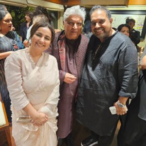 Divya Dutta Instagram - One of my most memorable evenings.has to be.Javed saabs bday..had all the wit humour and laughter..and thankyou dearest @anilskapoor ( missed taking a pic together in our conversation) and @kapoor.sunita for being the most amazing hosts..forvthat divine food and the warmth.
And its always my utmost delight to meet you @azmishabana18.
P.s @sonunigamofficial
Tusi kamaal ho!! Love ya.