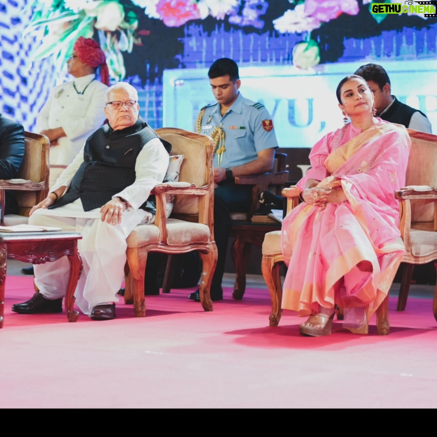 Divya Dutta Instagram - At the @jvwu_jaipur ..with the honorable governor of rajasthan @kalrajmishraofficial for thecwomen achiever awards.. so lovely to have an interactive session with an exciting enthusiatic audience..women, who love you and look up to you.. #gratitude @yogesh_ballan @raasshhmii