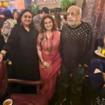 Divya Dutta Instagram - And then there are legends..grown up watching his films and lucky to have been directed by him...so lovely to meet #jpdutta after long..celebrating him winning the #maharashtra hushanRajkapooraward..and the gracious host @bindiyadutta6 ..all warmth n love. And met @reenaroy___official for the first time!! And aint i happy!